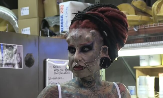 Die Frau mit den Hörnern. Quelle: Youtube Screenshot