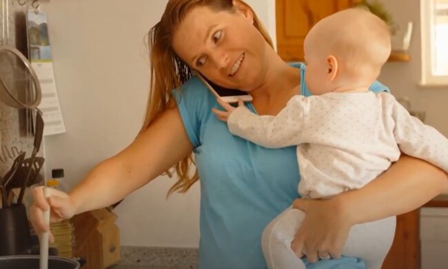 Eine Frau glaubt, dass sie für ihre Hausarbeit bezahlt werden sollte. Quelle: Screenshot YouTube
