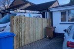 Ein Paar baute einen Zaun, um einen lästigen Nachbarn loszuwerden: jetzt müssen sie eine hohe Geldstrafe zahlen, Details