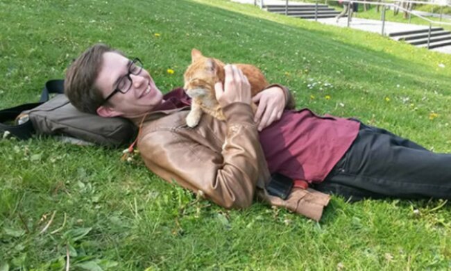 Wie eine rothaarige Katze sich um deutsche Studenten kümmert