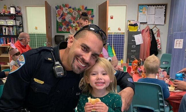 Ein Polizeibeamter und seine Frau haben ein Mädchen adoptiert, nachdem der Polizeibeamter es rettete