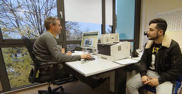 Behörde soll Antragsschlangen reduzieren. Quelle: Youtube Screenshot