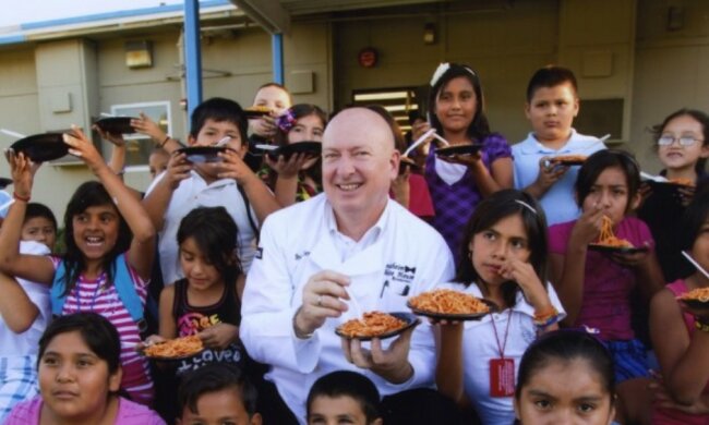 Der Koch versorgte in seinem Restaurant kostenlos 5 000 obdachlose Kinder, bis das Lokal abbrannte