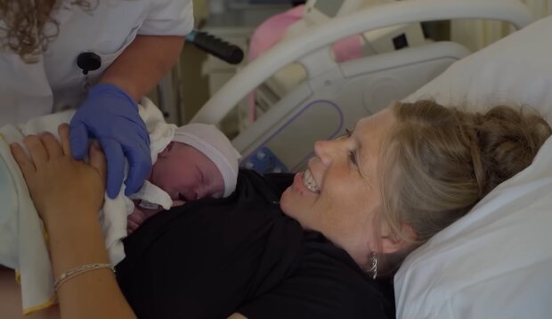 48 Jahre und frischgebackene Mutter. Quelle: Youtube Screenshot