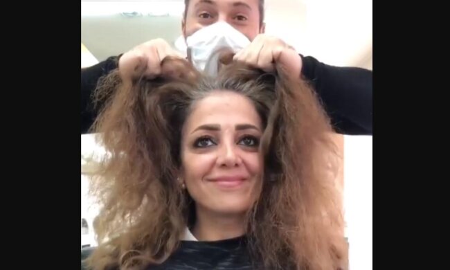 Eine 45-jährige Frau beschloss, ihre Haare zu verändern und ihre langen Haare zu schneiden