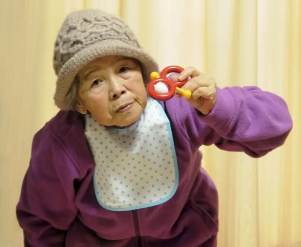Die japanische Großmutter wurde mit 72 Jahren Fotografin und macht heute lustige Selbstporträts
