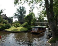 Die Bewohner eines niederländischen Dorfes haben keine Straßen und fahren nur über das Wasser