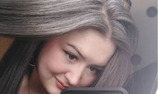 Eine junge Frau, die mit 25 Jahren grau wurde, fühlt sich "selbstbewusster", nachdem sie ihr Haar so akzeptiert hat, wie es ist