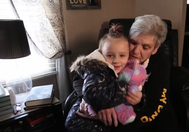 Oma statt Mama. Quelle: Youtube Screenshot