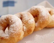 Hausgemachte Donuts auf Kefir: Es dauert nur 5 Minuten. Einfaches und billiges Rezept