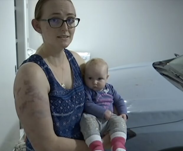 Verletzte Frau und ihre Tochter. Quelle: Screenshot YouTube