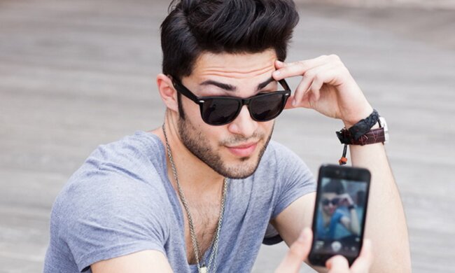 Ein Mann schickte seiner Freundin Selfies und sie machte noch am selben Tag mit ihm Schluss: Der Grund war seine Brille