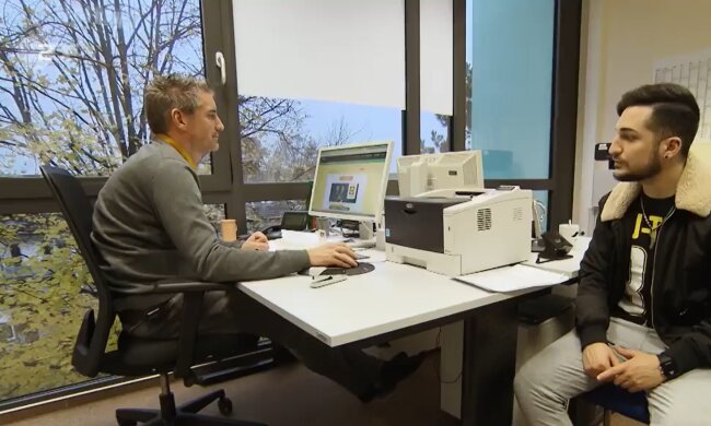 Behörde soll Antragsschlangen reduzieren. Quelle: Youtube Screenshot