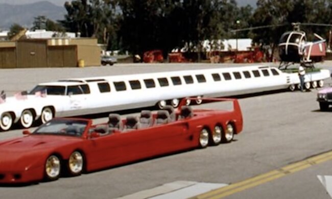 An der längsten Limousine der Welt. Quelle: Screenshot YouTube