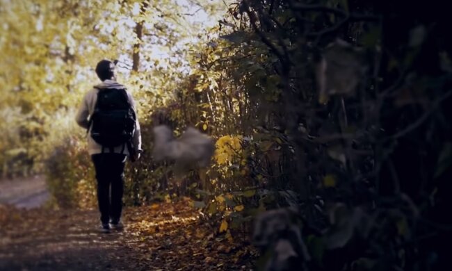 Wie ein Junge 10 Jahre später einen Geldschein mit einem Termin fand, und was daraus geworden ist