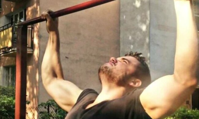 Rekord: wie Mann 130 Mal Klimmzüge gemacht hat