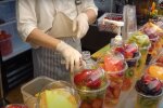 15 Euro für Früchte im Plastikbecher? Quelle: Youtube Screesnhot
