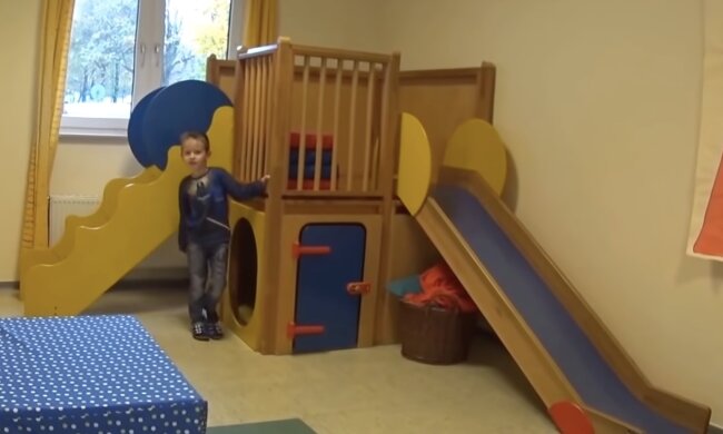 Junge im Kita. Quelle: Screenshot YouTube