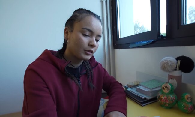 „Ich sehe zu, wie die Schule meine Tochter zerstört“: Mutter kritisiert das Bildungssystem