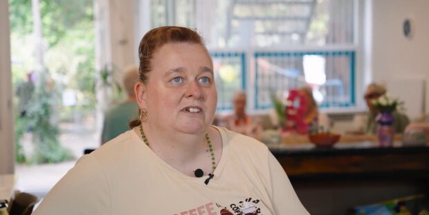 „Man gewöhnt sich ans Weniger“ – Eveline über das Leben mit wenig Geld. Quelle: Youtube Screenshot