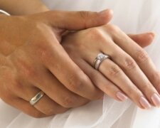 Der junge Mann machte seiner Geliebten einen Heiratsantrag, aber alles wurde durch ihre Maniküre ruiniert