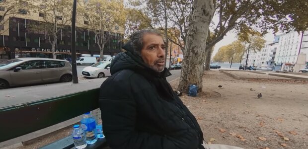 "Ich bin obdachlos und arbeitslos". Quelle: Youtube Screenshot