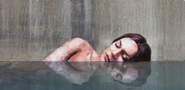 Ein Künstler malt unglaubliche Bilder direkt aus dem Wasser