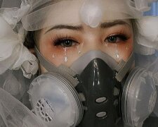 “Das Virus hat zu einer Mutation des Glamours geführt”: Eine neue Art von Maske zeigt, wer sich um die Gesundheit kümmert und wer um etwas Andere