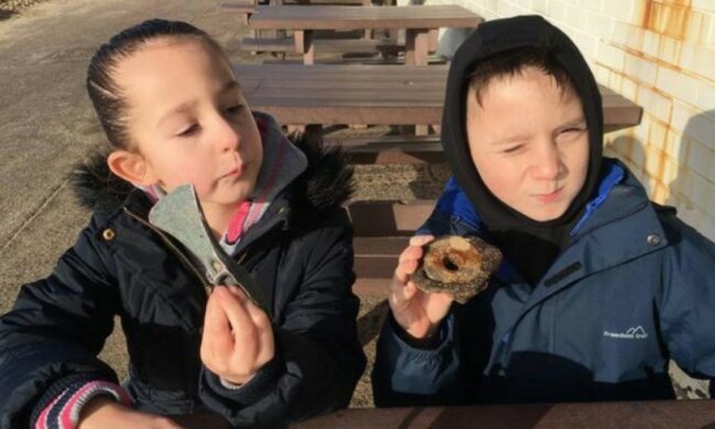 Das 8-jährige Mädchen nahm zum ersten Mal einen Metalldetektor zum Spaß und fand einen Schatz