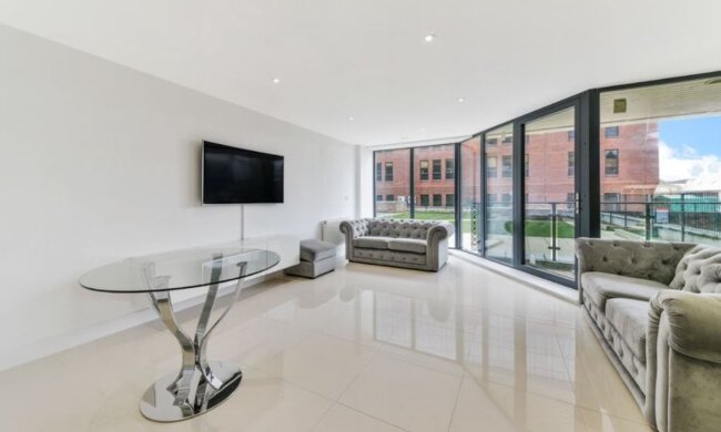 Drei Brüder beschlossen, wenigstens eine Familie glücklich zu machen: Sie verlosen ihre Wohnung