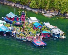 "Freedom Cove": In 25 Jahren baute ein Ehepaar aus Kanada ihr eigenes Manor auf dem Wasser