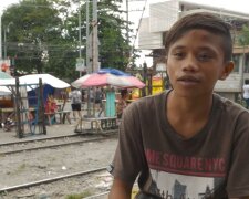 Jeden Tag am Rande des Abgrunds: Ein 12 jähriger Junge schiebt von morgens bis abends einen Zug, um seiner Familie zu helfen