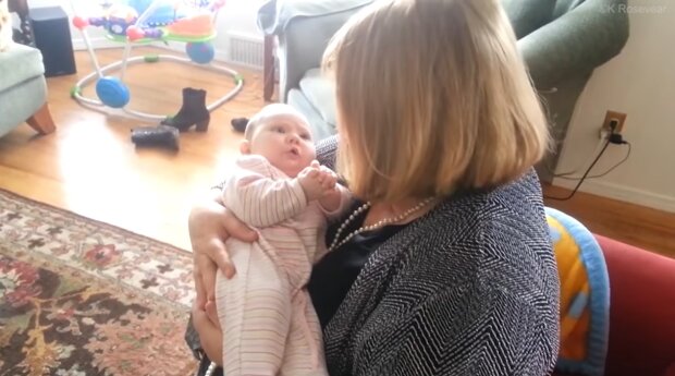 Tapfere Frau hat ihr eigenes Enkelkind ausgetragen und ihrer Tochter die Freude der Mutterschaft geschenkt