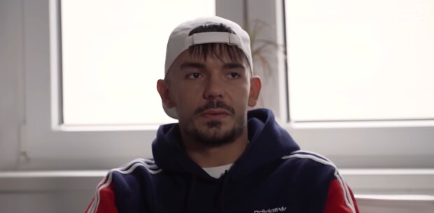 Fans staunen über Capital Bras neue Diamant-Kette. Quelle: Youtube Screenshot