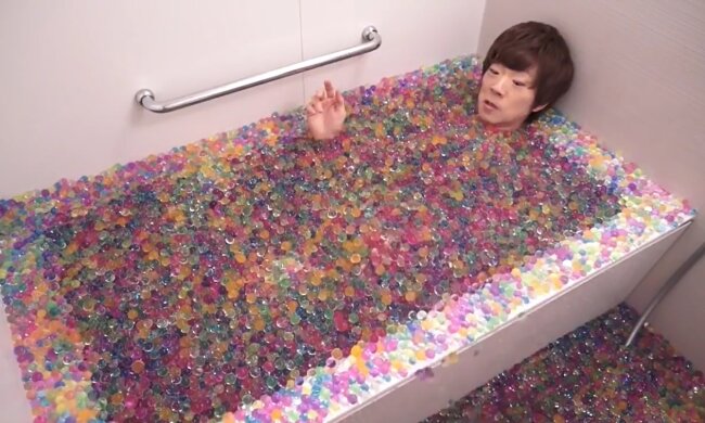 Japaner in der Badewanne. Quelle: Youtube Screenshot