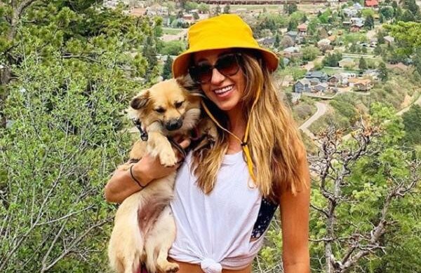 Anständiger Akt: Das Mädchen unterbrach ihren Urlaub und beeilte sich, den kranken Welpen zu retten