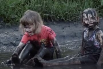 Kinder im Schmutz. Quelle: Screenshot YouTube