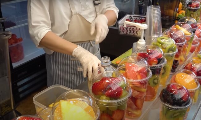 15 Euro für Früchte im Plastikbecher? Quelle: Youtube Screesnhot