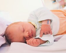 Der Arzt sagte zu dem Vater des Neugeborenen: "Es ist ein Wunder, dass Ihr Baby überlebt hat"