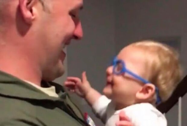 Glücklicher Moment: ein Kind mit Sehschwierigkeiten sah zum ersten Mal das Gesicht seines Vaters