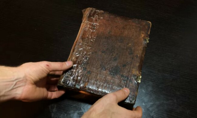 Das Buch. Quelle: Youtube Screenshot