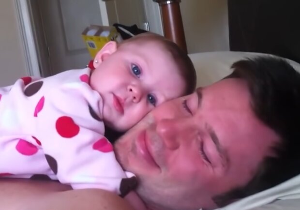 Vater mit seinem Baby. Quelle: Screenshot Youtube
