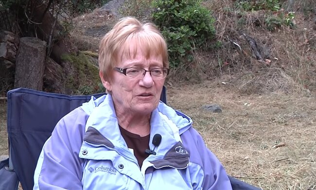 65-jährige Maria beschließt, den Kind zu adoptieren. Quelle: Youtube Screenshot