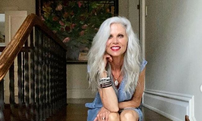 Eine Bloggerin aus Kanada zeigte, wie man graues Haar richtig pflegt