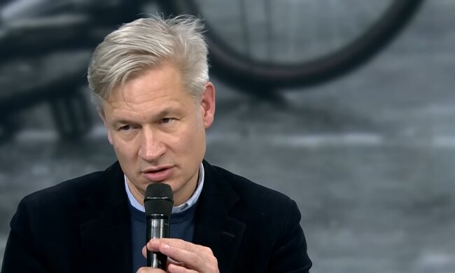 Senat erlaubt erstmals Streusalz auf Gehwegen. Quelle: Youtube Screenshot