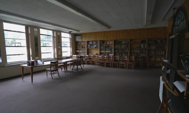 Nur verlassene Gegenstände erinnern an die Unterrichtsstunden hier. Quelle: Screenshot YouTube