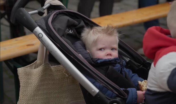 Der vierjährige Junge rollt immer noch in seinem Kinderwagen herum: Mutter sorgt für Diskussionen