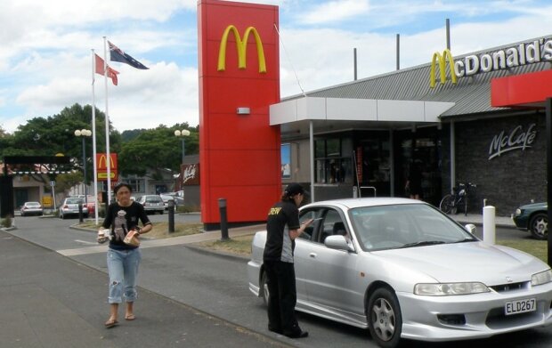 Eine Frau wurde beim Mc Drive in der Schlange gedrängt, und sie rächte sich höflich. Die Unruhestifterin bleibt ohne Nahrung und wird sie auch nicht bald bekommen