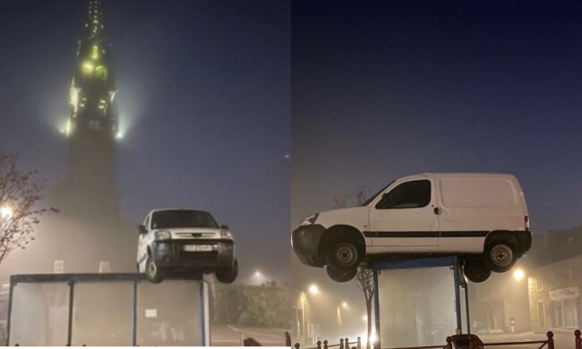 Das Auto an der Bushaltestelle. Quelle: Screenshot