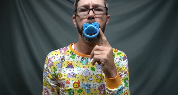 Erwachsene greifen zum Schnuller. Quelle: Youtube Screenshot